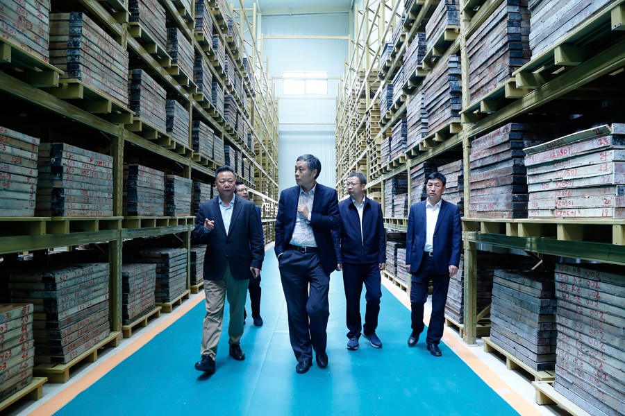 55-2019年4月，全國綠色礦山建設標準解讀與經驗交流研討會——綠色礦業發展萬里行（隴南站）活動在金徽股份舉辦。中國礦業聯合會黨委書記、會長彭齊鳴出席主持會議，并就金徽股份的綠色礦山建設情況進行調研。.jpg